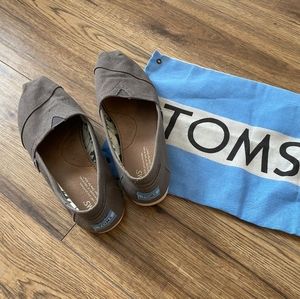 Toms Canvas Shoes in Ash size 8.5 Women's
